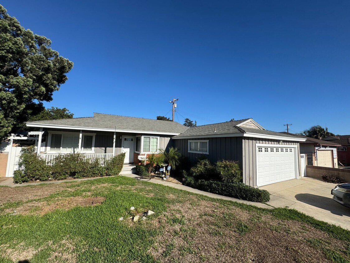Foto principal - Charming 3 Bed, 2 Bath Single Family Home ...