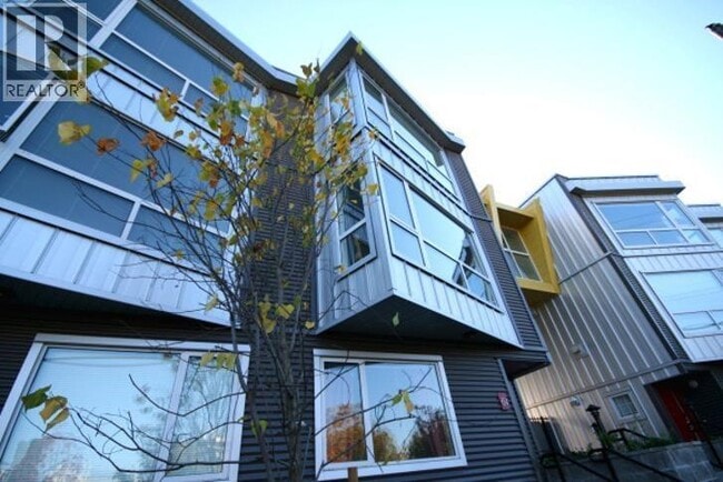Photo du bâtiment - 670-670 W 6th Ave