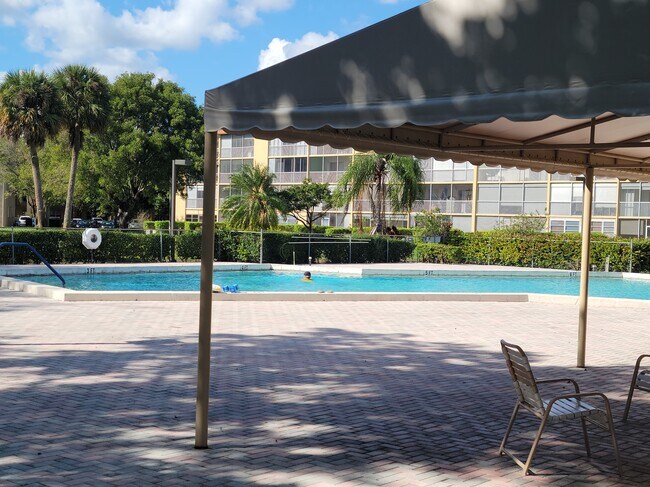 Foto del edificio - 13255 SW 7th Ct