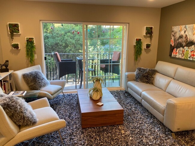 Foto del edificio - Luxurious 2 Bedroom w/ Office in La Jolla ...