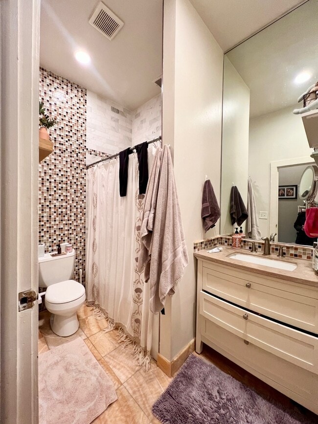 Building Photo - 2303 W North Ave