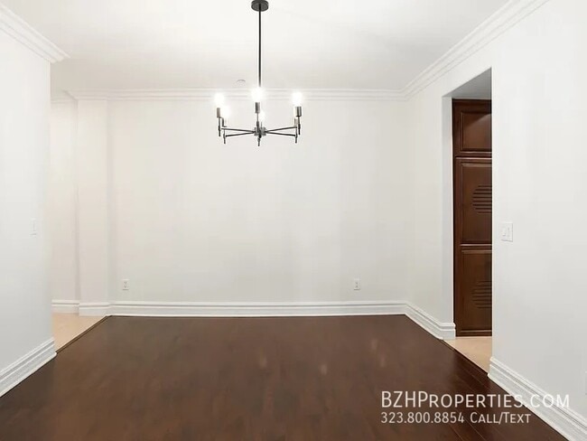 Building Photo - Charming 2-Bedroom Condo with Spacious Pat...