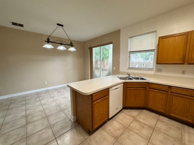 Foto del edificio - Beautiful 3 Bedroom, 2 Bath Home with Fresh Paint, New Carpet and Fenced Yard!