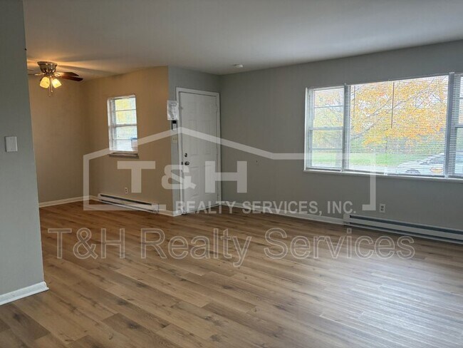 Building Photo - 841 Riverside Dr
