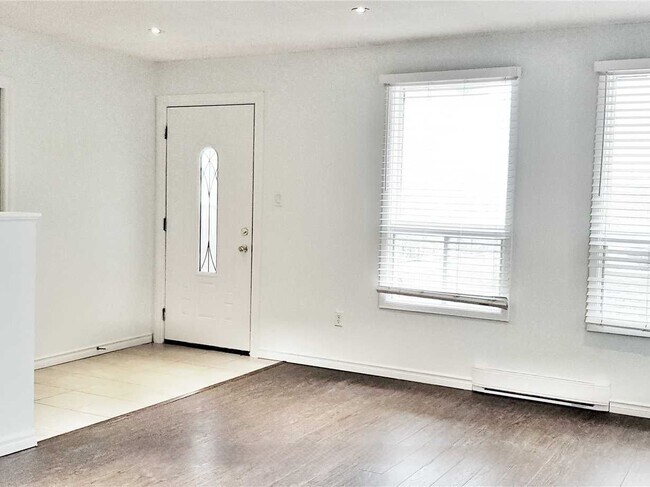 Photo du bâtiment - Spacious Main Floor Bungalow! (2+Den, 1 Bath)