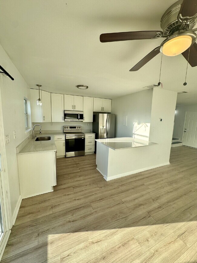 Building Photo - 8003 Beach Dr