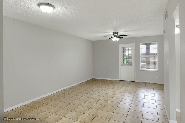 Foto del edificio - ***Cute 2 Bedroom Apartment in Eagle Lake***