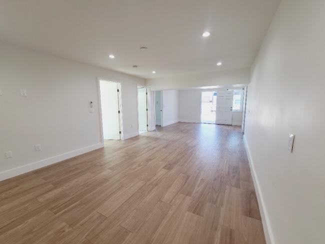 Foto del edificio - 9949 Pinewood Ave