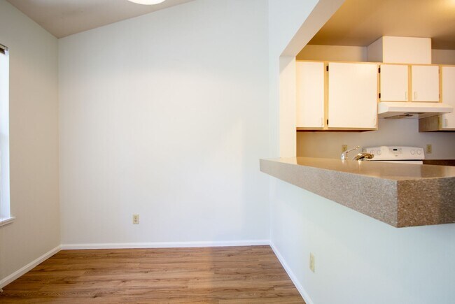 Foto del edificio - Major Updates: Vaulted Ceiling Spacious 2-Bed 2-Bath w DW, WD, Balcony!