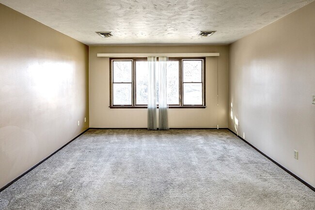 Foto del edificio - Spacious 2-Bed and 1-Bath Apartment!