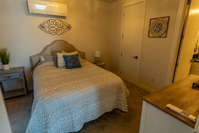 Foto del edificio - Jones - Fully Furnished Condo on the River Available Mid Sept - Mid May Only