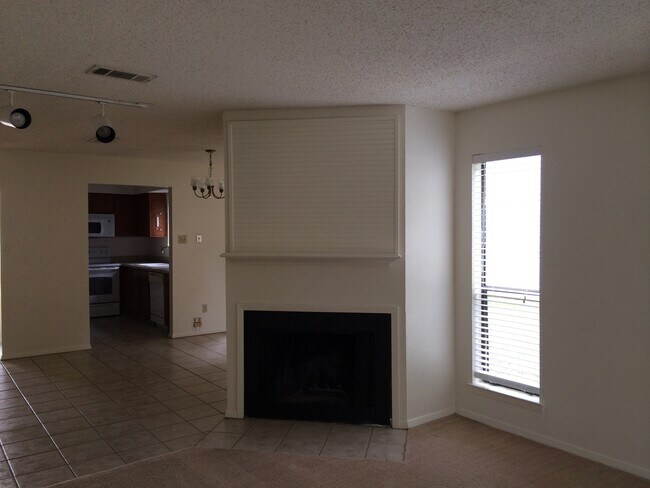 Foto del edificio - FEEL AT HOME AT LAKE SHORE VILLAS APARTMEN...