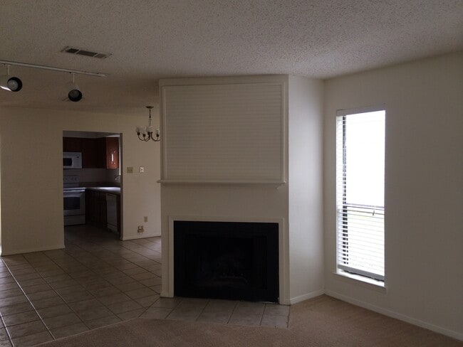 Building Photo - FEEL AT HOME AT LAKE SHORE VILLAS APARTMENTS *Downstairs* Leasing Special Available*