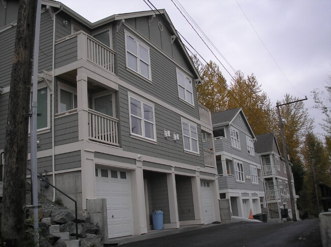 Building Photo - 1813 S Bush Pl