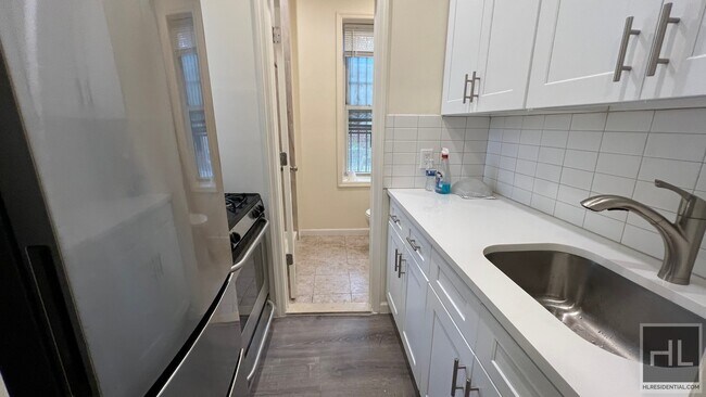 Foto del edificio - NEWLY RENOVATED  COZY & BEAUTIFUL 2 BEDROO...