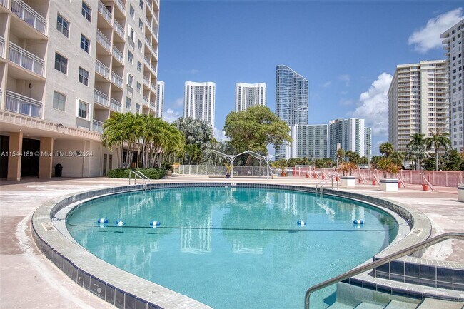 Building Photo - 400 Kings Point Dr