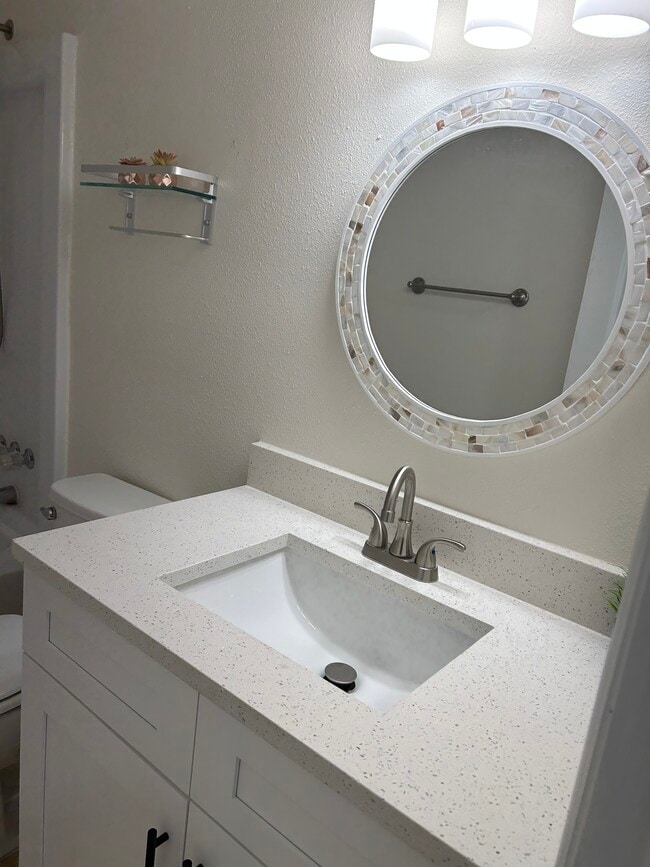 Foto del edificio - 9105 Tudor Dr