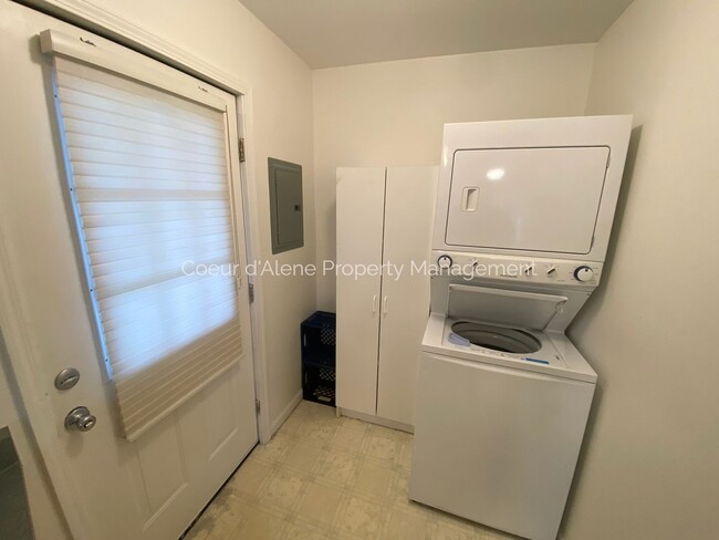 Building Photo - Studio House in Post Falls!