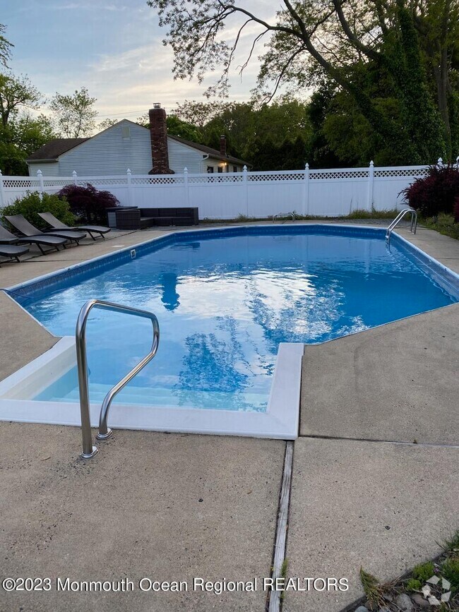 Monmouth Heights at West Long Branch Apartments for Rent with Parking