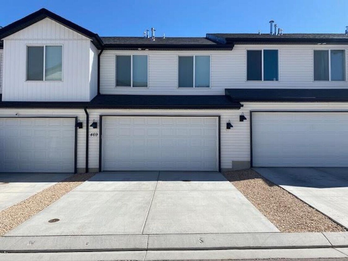 Foto principal - Coming Soon! 3 Bedroom 2 bath with Garage-...