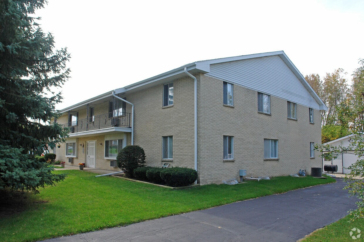 4326 Kennedy Dr, Racine, WI 53404 Apartments in Racine, WI