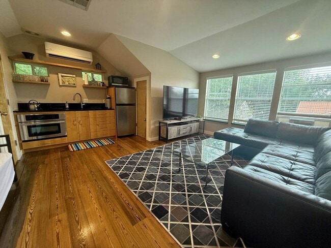 Foto del edificio - 4517 Shoalwood Ave