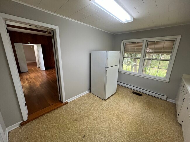 Building Photo - 1604 Hillcrest Blvd