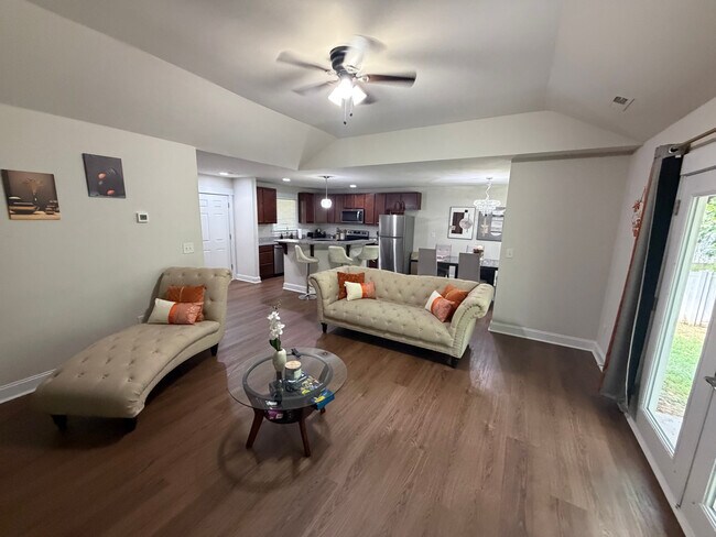 Foto del edificio - Room in Single Family Home on Vasser Pl