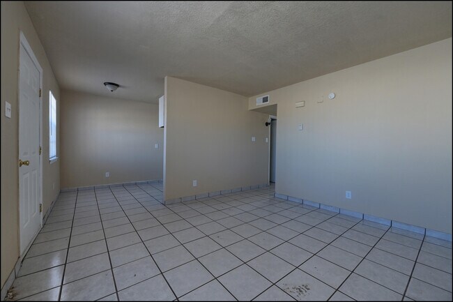 Foto del edificio - 4626 Maxwell Ave