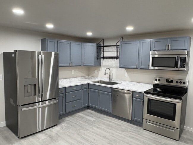 Building Photo - 692 W 500 S