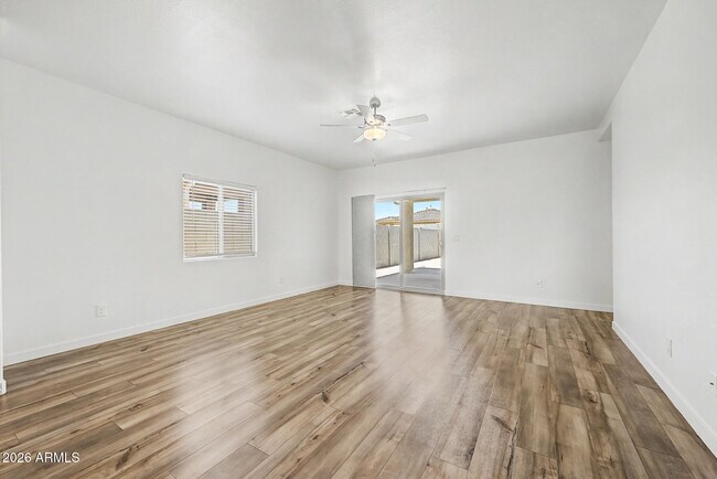 Foto del edificio - 24564 W St Catherine Ave