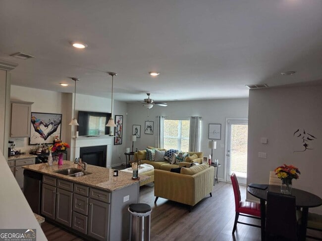 Foto del edificio - 7539 Knoll Hollow Rd