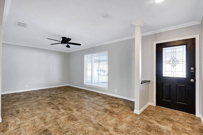 Foto del edificio - Modern Home with No Carpet and Spacious Yard