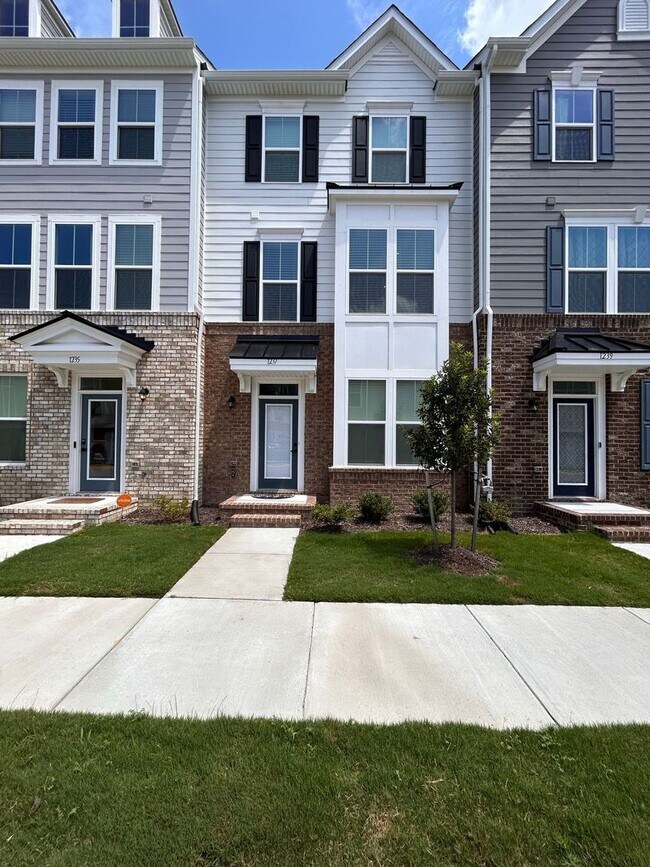 Foto del edificio - Spacious 4-Bedroom Townhome with Garage & ...