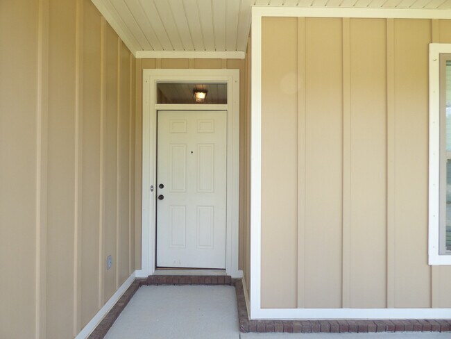 Building Photo - 3-Bedroom Home - Parkwood Commons