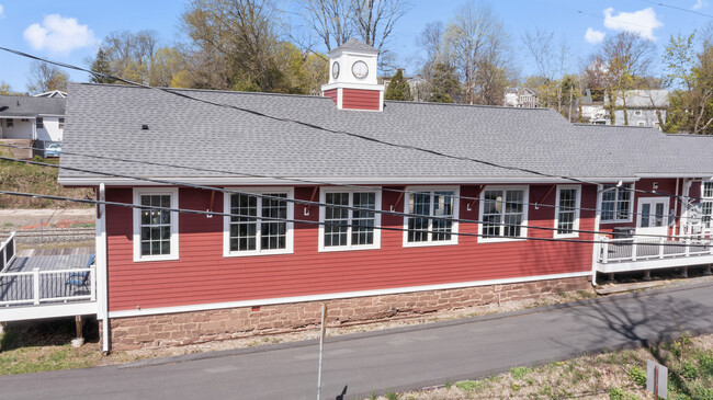 Foto del edificio - 240 Meadow Rd