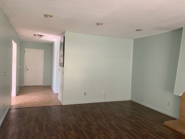 Building Photo - Charming Corner Single Story Home-Renovati...