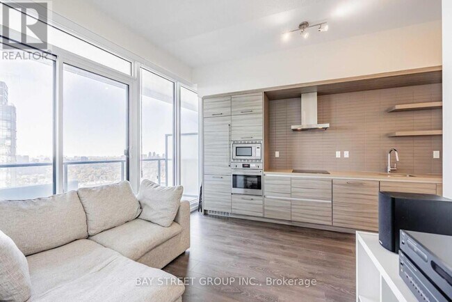 Photo du bâtiment - 2221 Yonge St