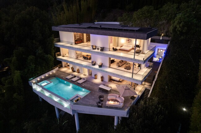 Foto del edificio - 7080 Mulholland Dr