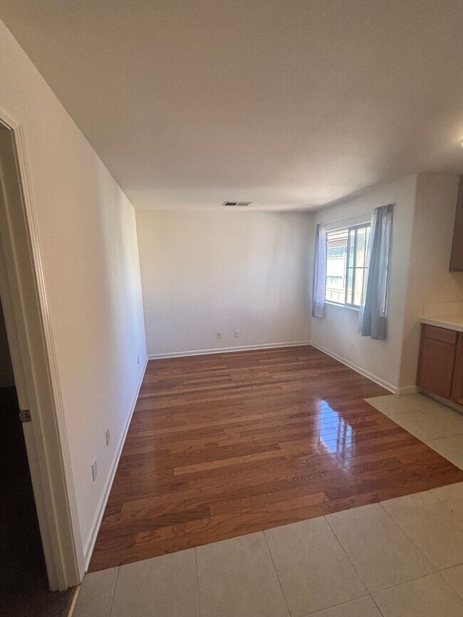 Foto del edificio - 2221 Versailles St