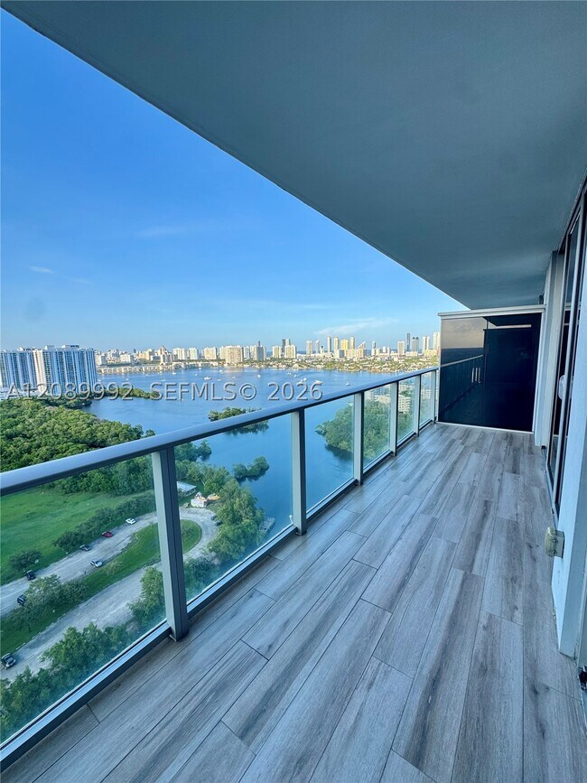 Foto del edificio - 16385 Biscayne Blvd