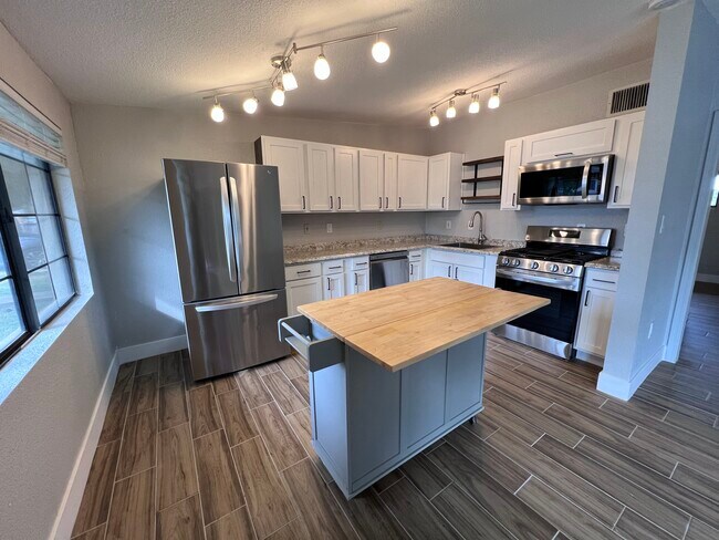 Kitchen - 1405 S Farmer Ave