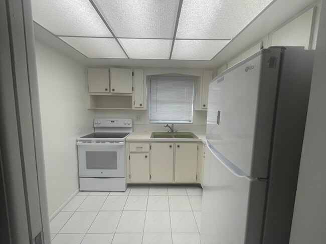 Foto del edificio - 2676 Dudley Dr E