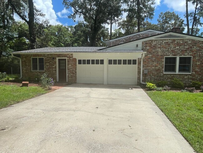 Foto del edificio - Stunning 3-Bedroom, 2-Bathroom Home with A...