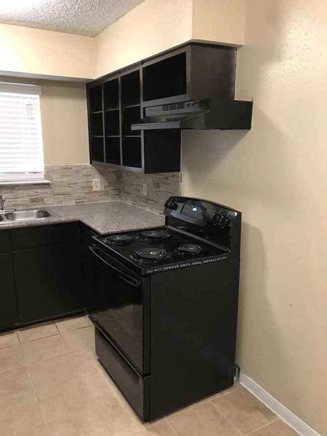 Brand new black stove - Belarbor Apartments