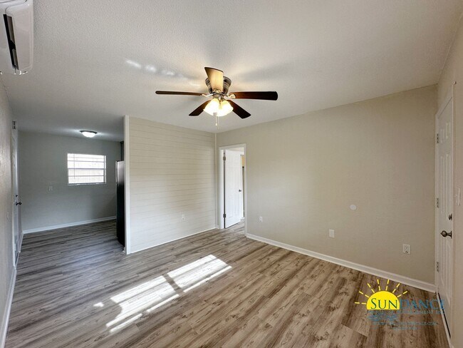 Foto del edificio - Fully Renovated one bedroom with water, se...