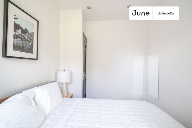 Building Photo - Private bedroom in 3 bed/2 bath Home