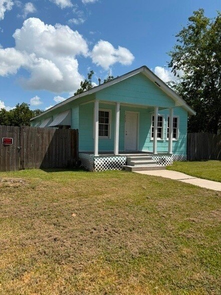 Building Photo - 512 Stimpson St