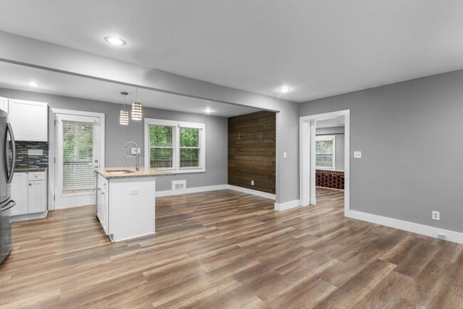 Building Photo - 1699 Flintwood Dr SE