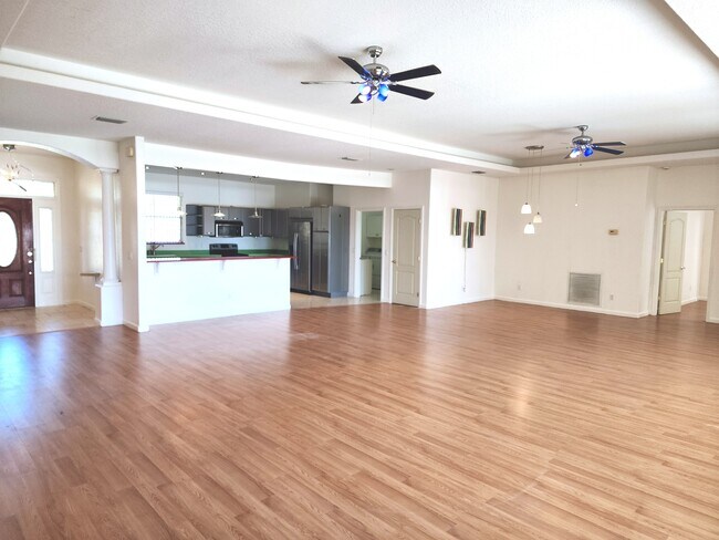 Foto del edificio - 223 Golf Aire Blvd